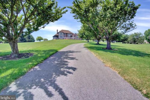 11 Thrush Dr, Carlisle PA  17015-7653 exterior