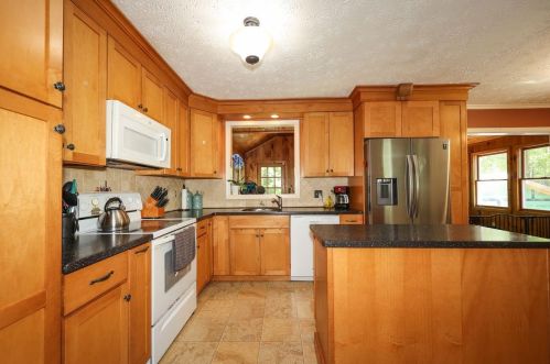 18 Hunter Ct, Goffstown NH  03045-1629 exterior