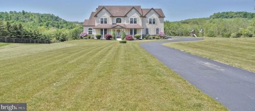 3932 Whitetail Ct, Schnecksville, PA 18078-3542