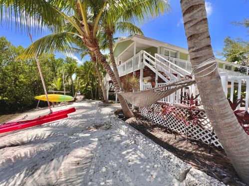 24 Bounty Ln, Key Largo, FL 33037-2304