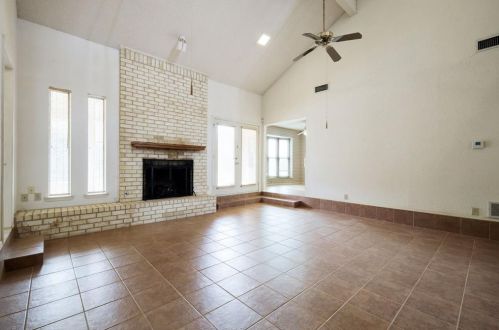 613 Bent Tree Dr, Euless, TX 76039-2117