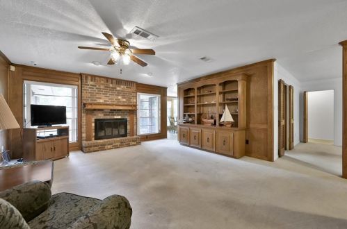 1616 Southern Oaks Dr, Conroe, TX 77301-4814