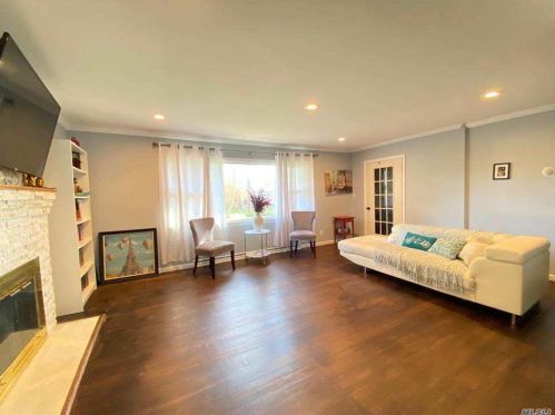 671 5th St, North Lindenhurst, NY 11757-5621