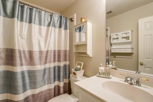 1517 Shadywood Ln, Lewisville TX  75028-4294 exterior