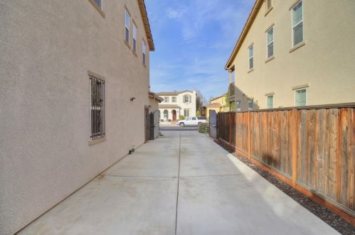 9872 Winkle Cir, Elk Grove CA  95757-6276 exterior