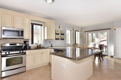 79 Tier St, Bronx, NY 10464-1352