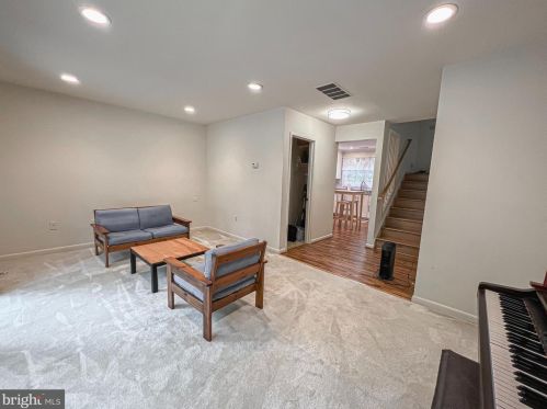 2043 Headlands Cir, Herndon VA  20191-3641 exterior