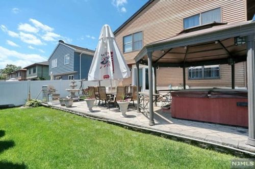 19 Elmhurst St, Elmwood Park NJ  07407-1320 exterior