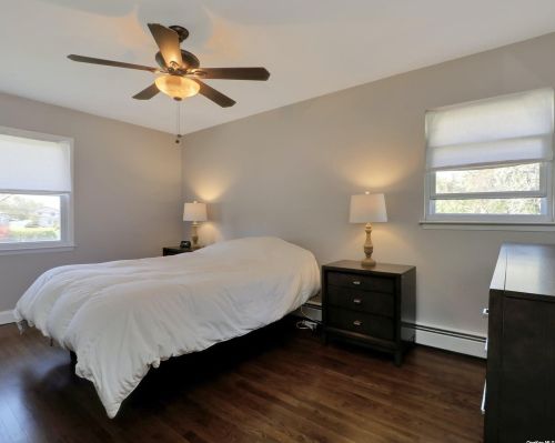 87 Wexford Dr, Oakdale NY  11769-1438 exterior