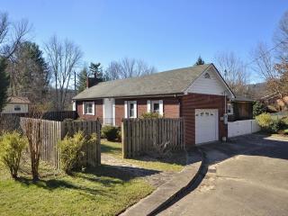 581 Westbrook Rd, Hendersonville, NC 28739-4058