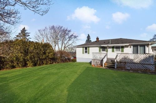 59 Grinnell Ave, Tiverton RI  02878-1901 exterior