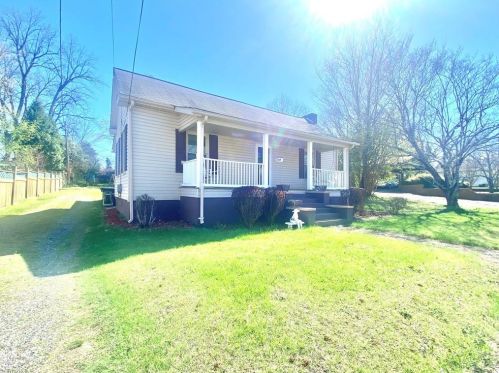 619 Alexander St, Statesville, NC 28677-3945