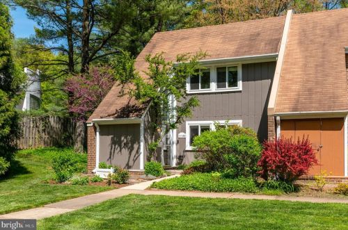 11150 Forest Edge Dr, Herndon, VA 20190-4027