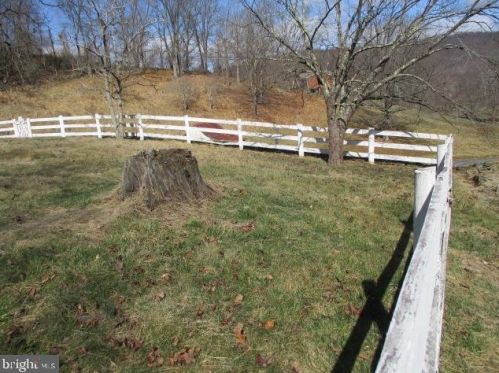 1437 Fiery Run Rd, Linden VA  22642-6636 exterior