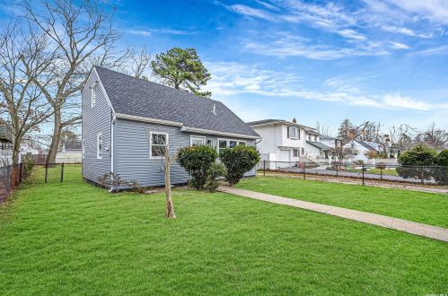 39 Vanderbilt Ave, Babylon, NY 11704-7318