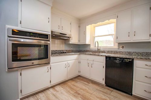132 Haverhill Rd, Salem NH  03079-1243 exterior