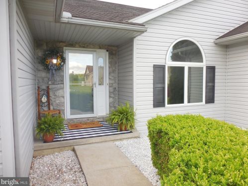 1114 Hunters Chase Ln, Lebanon PA  17046-1575 exterior