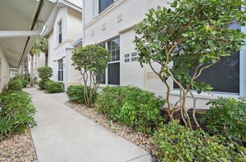 1310 Charleston Square Dr, Naples, FL 34110-9122