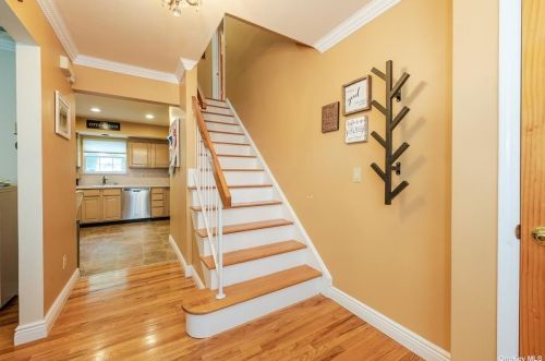 1260 Newbridge Rd, North Bellmore, NY 11710-1628