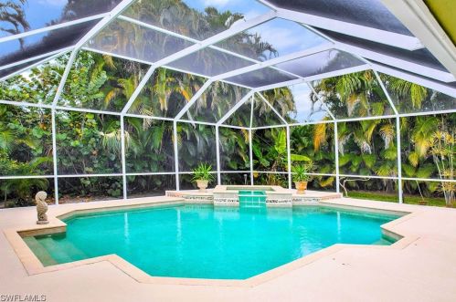 281 Sawgrass Ct, Naples, FL 34110-3326
