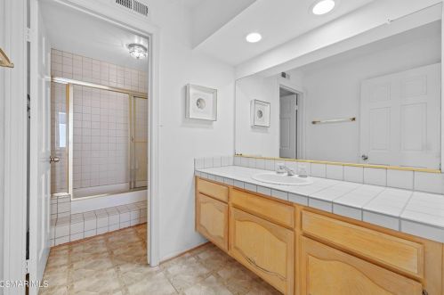 5805 Rainbow Hill Rd, Calabasas CA  91301-4636 exterior