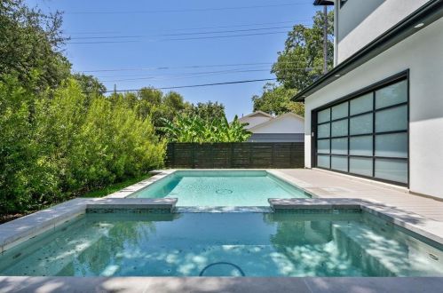 2019 Brentwood St, Austin TX  78752-4105 exterior