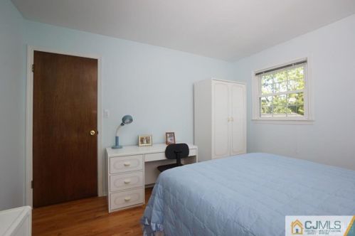 18 Hamilton Dr, East Brunswick NJ  08816-2709 exterior