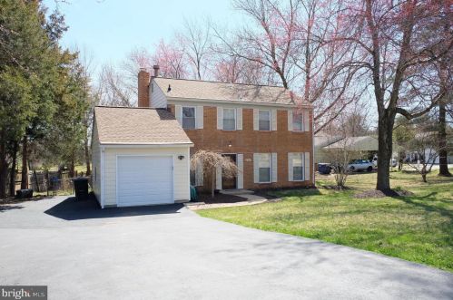 834 Crestview Dr, Herndon, VA 20170-3614