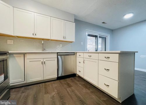 2120 Cartwright Pl, Herndon VA  20191-1903 exterior