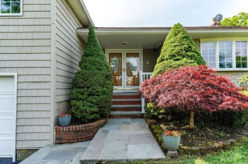 8 Primrose Ln, San Remo, NY 11754-3929