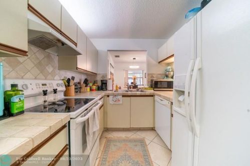 10100 Boynton Pl Cir, Boynton Beach FL  33437-2612 exterior