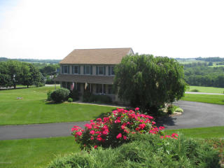 5783 Shady Ln, Nazareth, PA 18064-8640