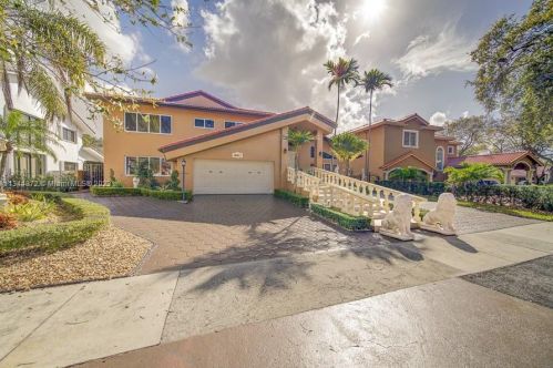 16811 83rd Ave, Hialeah, FL 33016-4774