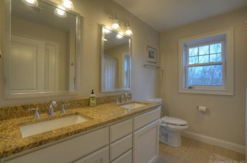 180 Briar Hill Rd, Groton CT  06340-2652 exterior