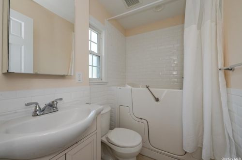 145 Ctr Ave, East Rockaway NY  11518-1002 exterior