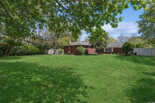 3 Mansfield Ln, Elwood NY  11731-4132 exterior