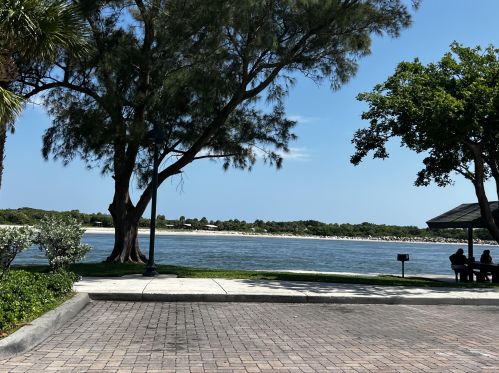 652 Hernando St, Fort Pierce FL  34949-3247 exterior