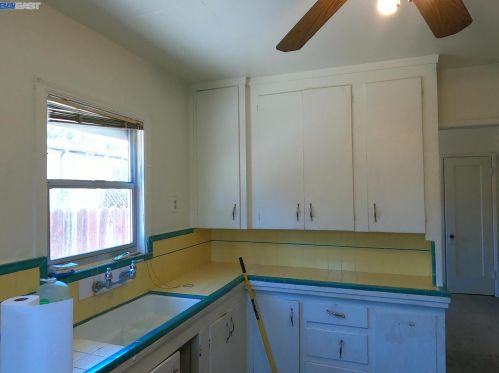 10907 Foothill Blvd, Oakland CA  94605-5203 exterior