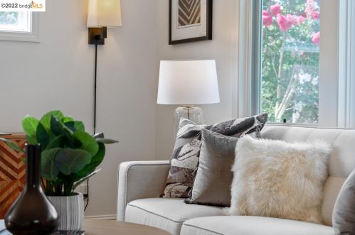 5904 Canning St, Oakland CA 94609-1306 exterior