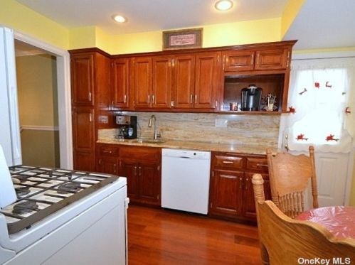 1675 Church St, Holbrook, NY 11741-5919