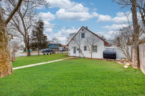 569 Beech St, Babylon NY  11703-1731 exterior