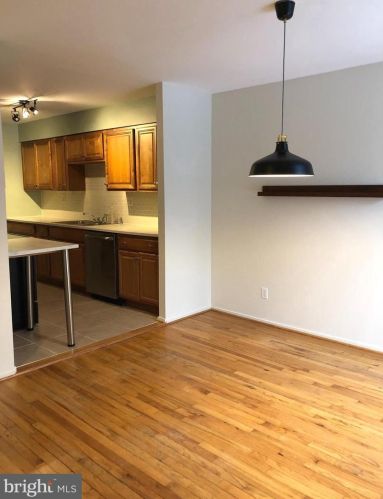 11463 Washington Plz, Herndon VA  20190-4311 exterior