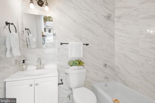 1111 Holbrook Ter, Washington DC 20002-2704 exterior