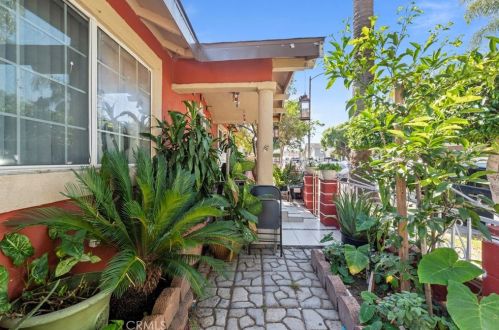 1042 Lewis Ave, Long Beach, CA 90813-3621