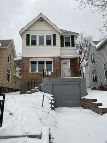 903 4th St, Duluth, MN 55806-2247