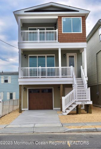 251 Fremont Ave, Pelican Island, NJ 08751-1817