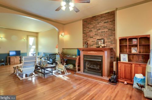 368 Pine St, Harrisburg, PA 17113-2349