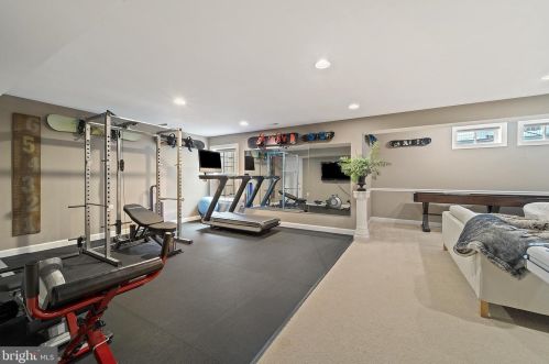 8168 Gilroy Dr, Lorton VA 22079-2936 exterior