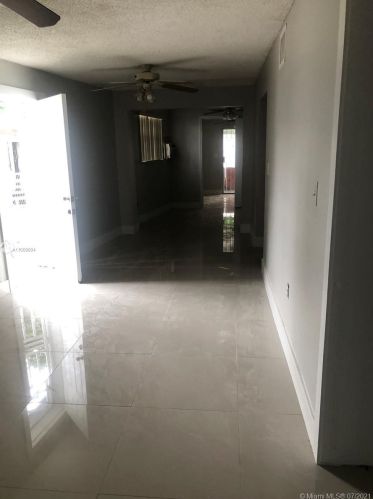 1481 9th Ct, Hialeah FL  33010-3331 exterior