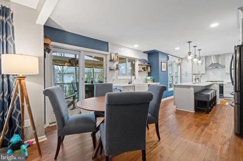 827 Spring Knoll Dr, Herndon VA  20170-3920 exterior